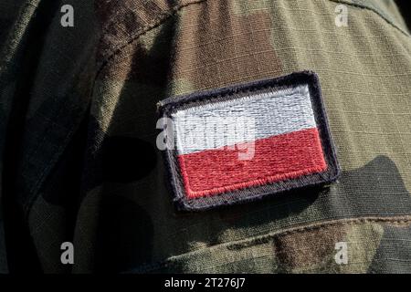 Drapeau patch polonais sur le bras du soldat. Uniforme militaire polonais. Troupes polonaises Banque D'Images