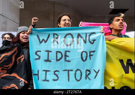 Londres, Royaume-Uni. 17 octobre 2023. Fossil Free London et des militants de toute l'Europe, y compris Greta Thunberg, se réunissent sous la bannière "Oil Money out" devant le Forum sur l'intelligence énergétique à l'hôtel Intercontinental sur Park Lane pour protester contre la pollution du processus politique par l'industrie des combustibles fossiles. Crédit : Andrea Domeniconi/Alamy Live News Banque D'Images