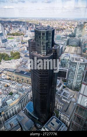 La Tour 42, anciennement connue sous le nom de Tour NAT Ouest, était autrefois la plus haute de la ville, mais elle est maintenant éclipsée - le Lookout se trouve au 50e étage du 8 Bishopsgate, où vous pourrez admirer des vues ininterrompues sur les monuments emblématiques de la ville, ses gratte-ciel impressionnants et son architecture historique. Banque D'Images