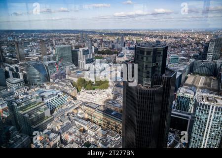 La Tour 42, anciennement connue sous le nom de Tour NAT Ouest, était autrefois la plus haute de la ville, mais elle est maintenant éclipsée - le Lookout se trouve au 50e étage du 8 Bishopsgate, où vous pourrez admirer des vues ininterrompues sur les monuments emblématiques de la ville, ses gratte-ciel impressionnants et son architecture historique. Banque D'Images