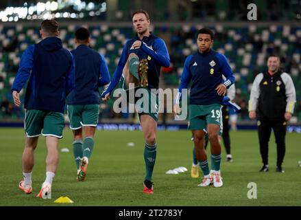 L’Irlandais Jonny Evans se réchauffe avant le match de qualification de l’UEFA Euro 2024 à Windsor Park, Belfast. Date de la photo : mardi 17 octobre 2023. Banque D'Images