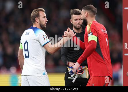 Londres, Royaume-Uni. 17 octobre 2023. Harry Kane d'Angleterre et Gianluigi Donnarumma d'Italie serrent la main avant le match de qualification pour le Championnat d'Europe de l'UEFA au stade de Wembley, à Londres. Le crédit photo devrait se lire : David Klein/Sportimage crédit : Sportimage Ltd/Alamy Live News Banque D'Images