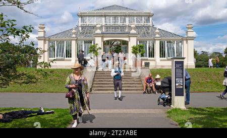 Personnes visiteurs à l'extérieur de la Temperate House Steps près de Thorn Avenue à Kew Gardens en été août 2023 Richmond Londres Angleterre Royaume-Uni KATHY DEWITT Banque D'Images