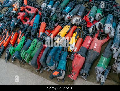 Octobre 5 -2023- Bucarest Roumanie- marché aux puces où vous pouvez trouver pratiquement n'importe quoi à des prix très bas. Sur la photo, vous trouverez des perceuses de toutes les marques Banque D'Images