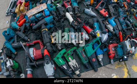 Octobre 5 -2023- Bucarest Roumanie- marché aux puces où vous pouvez trouver pratiquement n'importe quoi à des prix très bas. Sur la photo, vous trouverez des perceuses de toutes les marques Banque D'Images