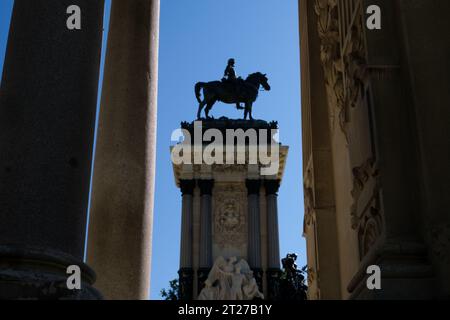 Monument à Alfonso XII, colonnade dans le parc du Retiro à Madrid. Banque D'Images