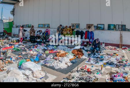 Octobre 5 -2023- Bucarest Roumanie- marché aux puces où vous pouvez trouver pratiquement n'importe quoi à des prix très bas - vêtements, meubles, outils, jouets et beaucoup Banque D'Images