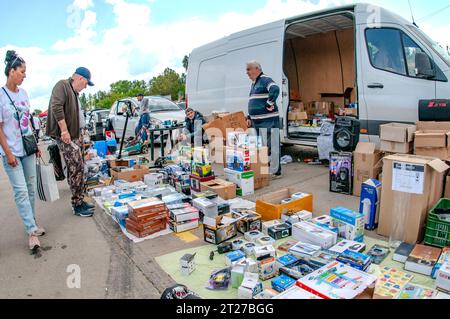 Octobre 5 -2023- Bucarest Roumanie- marché aux puces où vous pouvez trouver pratiquement n'importe quoi à des prix très bas - vêtements, meubles, outils, jouets et beaucoup Banque D'Images