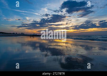 Reflet du coucher du soleil d'une plage de la mer du Nord entre Ostende et Bredene, Flandre Occidentale, Belgique. Banque D'Images