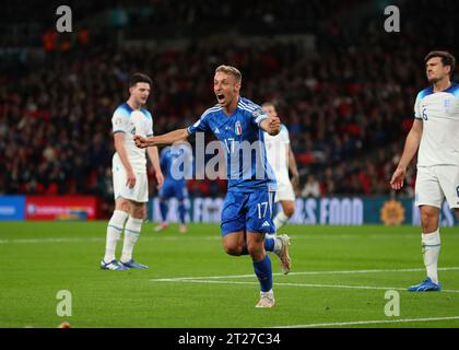 Stade de Wembley, Londres, Royaume-Uni. 17 octobre 2023. Football qualificatif UEFA Euro 2024, Angleterre contre Italie ; Davide Frattesi, d'Italie, célèbre après que Gianluca Scamacca, d'Italie, ait marqué son 1e but à la 15e minute pour en faire 0-1 crédit : action plus Sports/Alamy Live News Banque D'Images