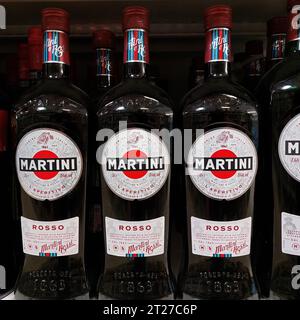 Bouteilles Martini Rosso dans un supermarché Banque D'Images