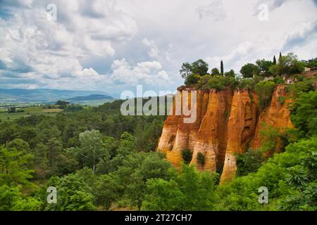 Roches rouges célèbres à Roussillon (les Ocres), Provence, France Banque D'Images