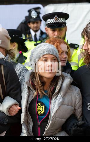 Londres, Royaume-Uni. 17 octobre 2023. La militante climatique suédoise Greta Thunberg rejoint Fossil Free London et extinction Rebellion pour protester contre le Forum sur l'intelligence énergétique à l'hôtel InterContinental. Anciennement connue sous le nom de « Oil & Money Conference », l'événement voit des dirigeants et des politiciens de grandes compagnies pétrolières se réunir pour discuter de stratégies qui, selon les manifestants, n'incluent pas les réductions de la production de combustibles fossiles nécessaires pour lutter contre le chauffage mondial. Crédit : Ron Fassbender/Alamy Live News Banque D'Images