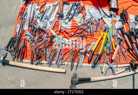 Octobre 5 -2023- Bucarest Roumanie- marché aux puces où vous pouvez trouver pratiquement n'importe quoi à des prix très bas. Dans les outils d'image de différents types an Banque D'Images