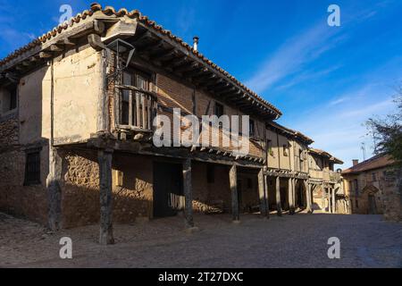 Vue sur les maisons traditionnelles du village médiéval de Calatañazor dans une journée ensoleillée, Soria, Castilla y Leon, Banque D'Images