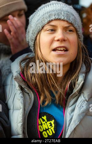 Londres, Royaume-Uni. 17 octobre 2023. Great Thunberg se joint à des militants de Fossil Free London et extinction Rebellion lors d'une manifestation climatique « Oily Money Out » devant l'Intercontinental Hotel Park Lane, où se tient un forum de trois jours sur l'intelligence énergétique (anciennement la conférence sur le pétrole et l'argent). Crédit : Stephen Chung / Alamy Live News Banque D'Images