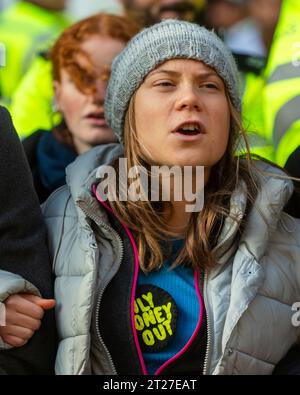 Londres, Royaume-Uni. 17 octobre 2023. Great Thunberg se joint à des militants de Fossil Free London et extinction Rebellion lors d'une manifestation climatique « Oily Money Out » devant l'Intercontinental Hotel Park Lane, où se tient un forum de trois jours sur l'intelligence énergétique (anciennement la conférence sur le pétrole et l'argent). Crédit : Stephen Chung / Alamy Live News Banque D'Images