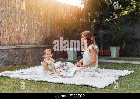 Mère et fille profitant d'un temps ensoleillé dans le jardin Banque D'Images