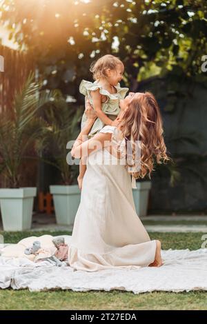 Mère et fille profitant d'un temps ensoleillé dans le jardin Banque D'Images