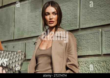 Marianne Fonseca à l'extérieur du salon MAX MARA lors de la Fashion week de Milan vêtements pour femmes Printemps/été 2024. Banque D'Images