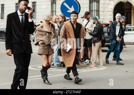 Invités vus à l'extérieur du salon MAX MARA pendant la Fashion week de Milan vêtements pour femmes Printemps/été 2024. Banque D'Images