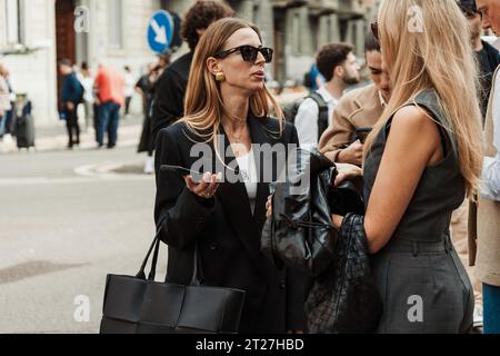 Les invités à l'extérieur de MAX MARA défilent pendant la Fashion week de Milan vêtements pour femmes Printemps/été 2024. Banque D'Images