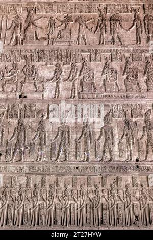 bas-reliefs endommagés dans le mammisi romain au complexe du temple de Dendera Banque D'Images