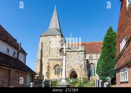 St Dunstan's Church and War Memorial, High Street, Mayfield, East Sussex, Angleterre, Royaume-Uni Banque D'Images