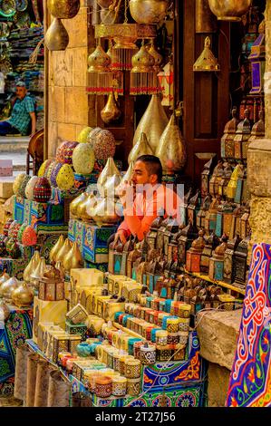 Décorations de Ramadan et lanternes et lampes arabes traditionnelles en vente dans le souk Khan el-Khalili au Caire Banque D'Images