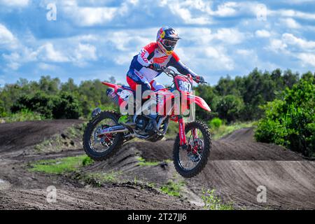 Motocross dirtbike dans les airs au parc Miamimx Banque D'Images