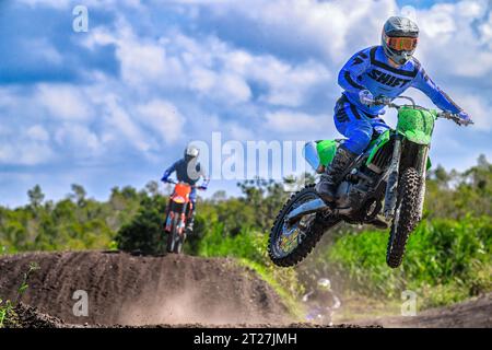 Deux coureurs de motocross sortant d'un saut sur la piste Miami Motocross Park à Hialeah Banque D'Images