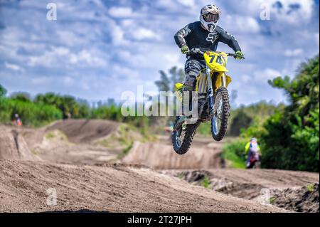 Le pilote de motocross « vole dans les airs avec la plus grande facilité » sur la piste du Miami Motocross Park à Hialeah Banque D'Images