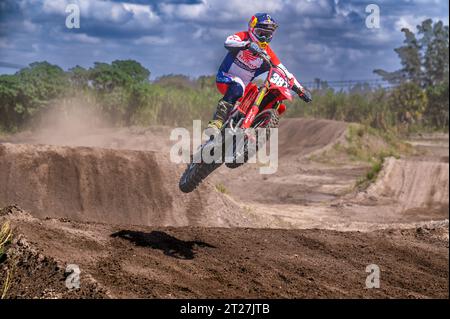 Motorcross dirtbike sur la piste de terre au parc Miamimx effectuant un saut . Banque D'Images