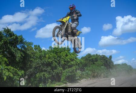 Motorcross dirtbike sur la piste de terre au parc Miamimx effectuant un saut . Banque D'Images