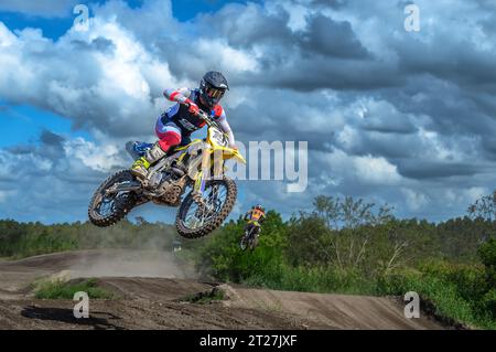 Motorcross dirtbikes sur la piste de terre au Miamimx Park effectuant un saut . Banque D'Images