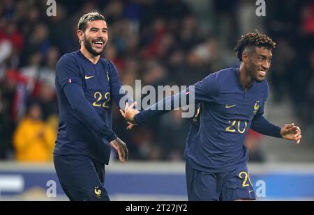 Le Français Kingsley Coman (à droite) célèbre avoir marqué le quatrième but de son équipe avec son coéquipier Theo Hernandez lors du match amical international au Stade Pierre Mauroy à Lille, en France. Date de la photo : mardi 17 octobre 2023. Banque D'Images