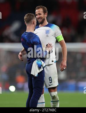 Londres, Royaume-Uni. 17 octobre 2023. James Maddison d'Angleterre et Harry Kane d'Angleterre après le match de qualification pour le Championnat d'Europe de l'UEFA au stade de Wembley, à Londres. Le crédit photo devrait se lire : David Klein/Sportimage crédit : Sportimage Ltd/Alamy Live News Banque D'Images