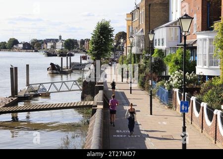 Le chemin de halage de Lower Mall près de la Tamise dans la zone artétique de Hammersmith au bord de la rivière, dans l'ouest de Londres, Royaume-Uni Banque D'Images