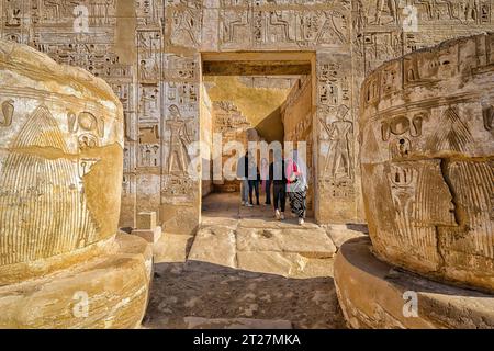 Statue d'Amenhotep III en forme de Ptah dans la chapelle du dieu Ptah située dans la première salle hypostyle du temple Medinet Habu Banque D'Images