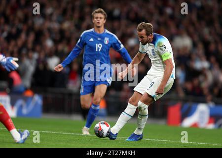 Londres, Royaume-Uni. 17 octobre 2023. Harry Kane, d'Angleterre, marque le 3e but de son équipe. Angleterre - Italie, qualification pour l'UEFA Euro 2024 match international de football du groupe C au stade de Wembley à Londres le mardi 17 octobre 2023. Usage éditorial uniquement. photo par Andrew Orchard/Andrew Orchard photographie sportive/Alamy Live News crédit : Andrew Orchard photographie sportive/Alamy Live News Banque D'Images