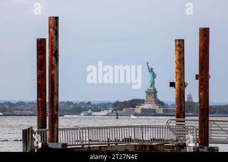 statue de la liberté avec 4 bars objet dans la mer Banque D'Images