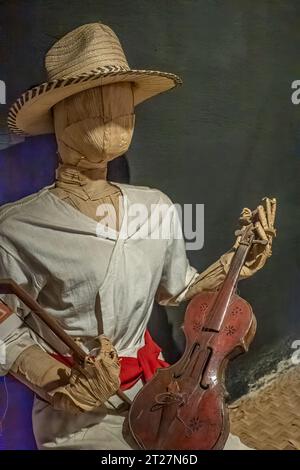 Guatemala, la Antigua - 20 juillet 2023 : Finca la Azotea Musées. Poupée tenant un gros plan de violon Banque D'Images