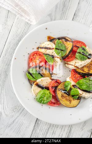 Salade Caprese d'aubergines avec mozzaerlla, basilic et tomates Banque D'Images