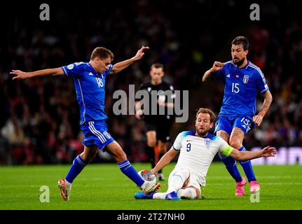 L'Anglais Harry Kane (au centre) affronte les Italiens Francesco Acerbi (à droite) et Nicolo Barella lors du match de qualification de l'UEFA Euro 2024 au stade de Wembley, à Londres. Date de la photo : mardi 17 octobre 2023. Banque D'Images