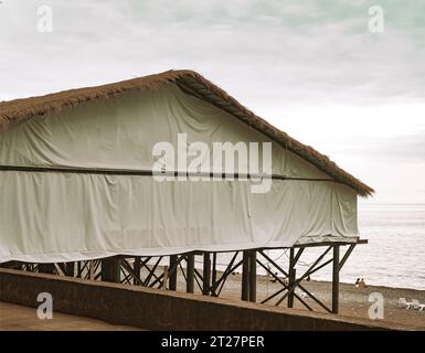 restaurant bungalow géant sur la plage de la mer Banque D'Images