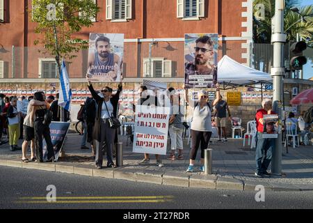 Eltern und Familie der Geiseln in Gaza protestieren in tel-Aviv Israel, tel-Aviv, Hakirya am 17.10.2023 : Familie und Freunde der durch den Hamas vermisste und Entfürten Geiseln protestieren vor dem Israelische Verteidigungsministerium währen den Treffen von Bundeskanzler OLAF Scholz mit israelahu Minister. Auf die Plakate aus dem hebräischen übersetzt von links nach rechts : Bringt uns unser Idan/Wir wollen Antworten Bring uns Idan zurück/Idan war in der Party von Nova UM Otef Aza Region. Idan hatte seit 6:30 uns nicht mehr kontaktiert. Bitte, tombe Banque D'Images