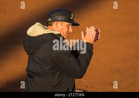 West Lafayette, Indiana, États-Unis. 15 octobre 2023. GREG GOFF, entraîneur-chef de Purdue, lors du match de baseball de la NCAA entre les Flyers de Dayton et les Boilermakers de Purdue, dimanche 15 octobre 2023, à Alexander Field à West Lafayette, Ind. (Image de crédit : © David Wegiel/ZUMA Press Wire) USAGE ÉDITORIAL SEULEMENT! Non destiné à UN USAGE commercial ! Banque D'Images