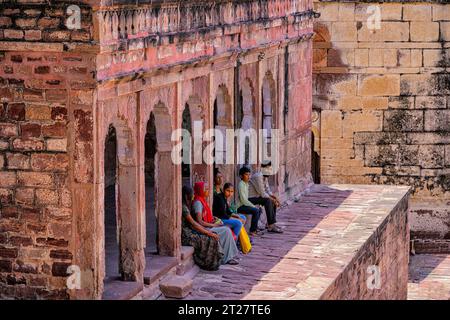 Touristes locaux se reposant près de la porte Fateh Pol dans le fort Mehrangarh, Jodhpur Banque D'Images