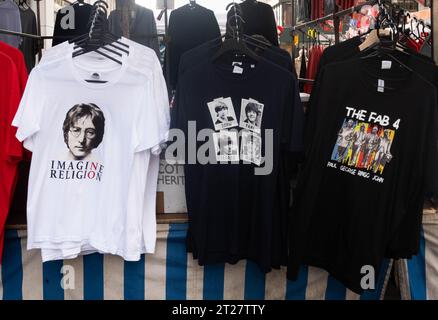 Tee-shirts Beatles à vendre à Liverpool Banque D'Images