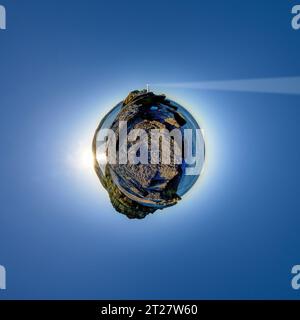 Petite planète sphère de 360 degrés. Panorama Nouvelle-Zélande. Phare avec faisceau Banque D'Images